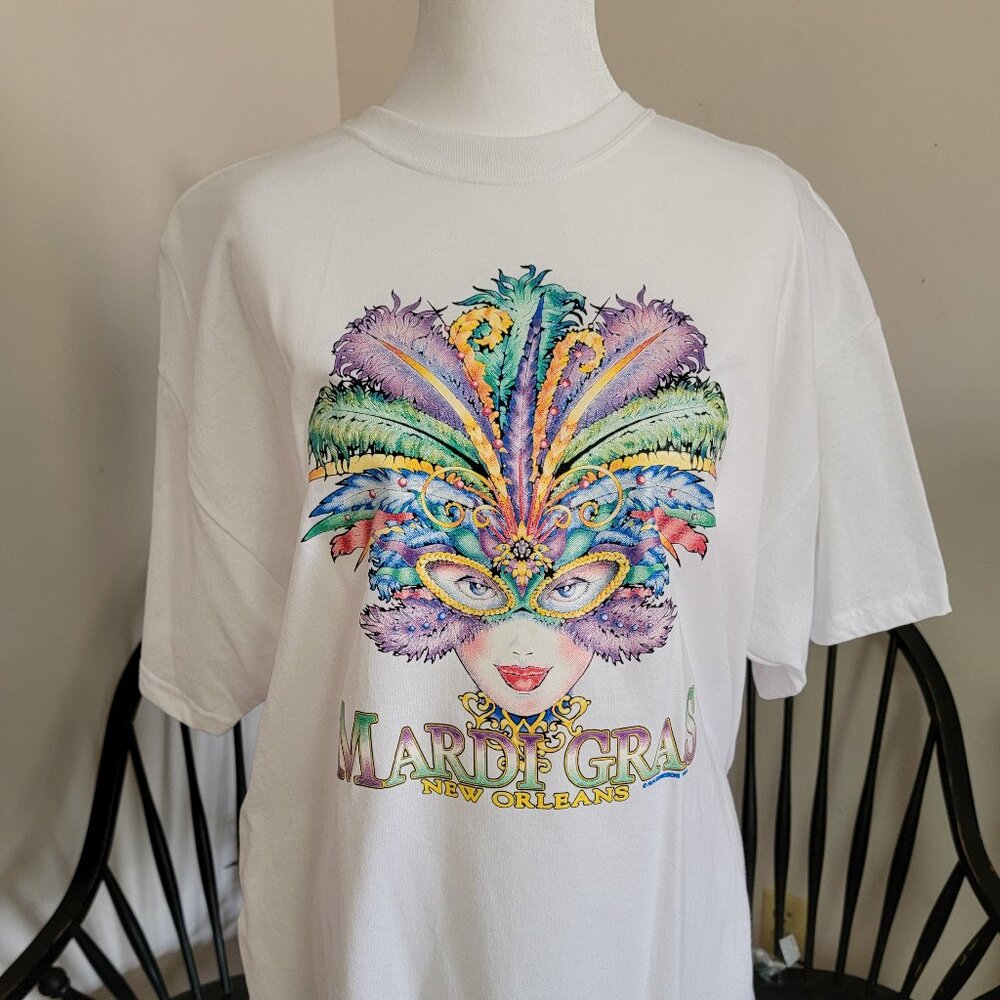Mardi Gras T Shirt Features the Mask NWOT